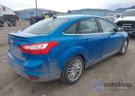 2013 Ford Focus Titanium z USA, uszkodzony, nr VIN 1FADP3J22DL245603